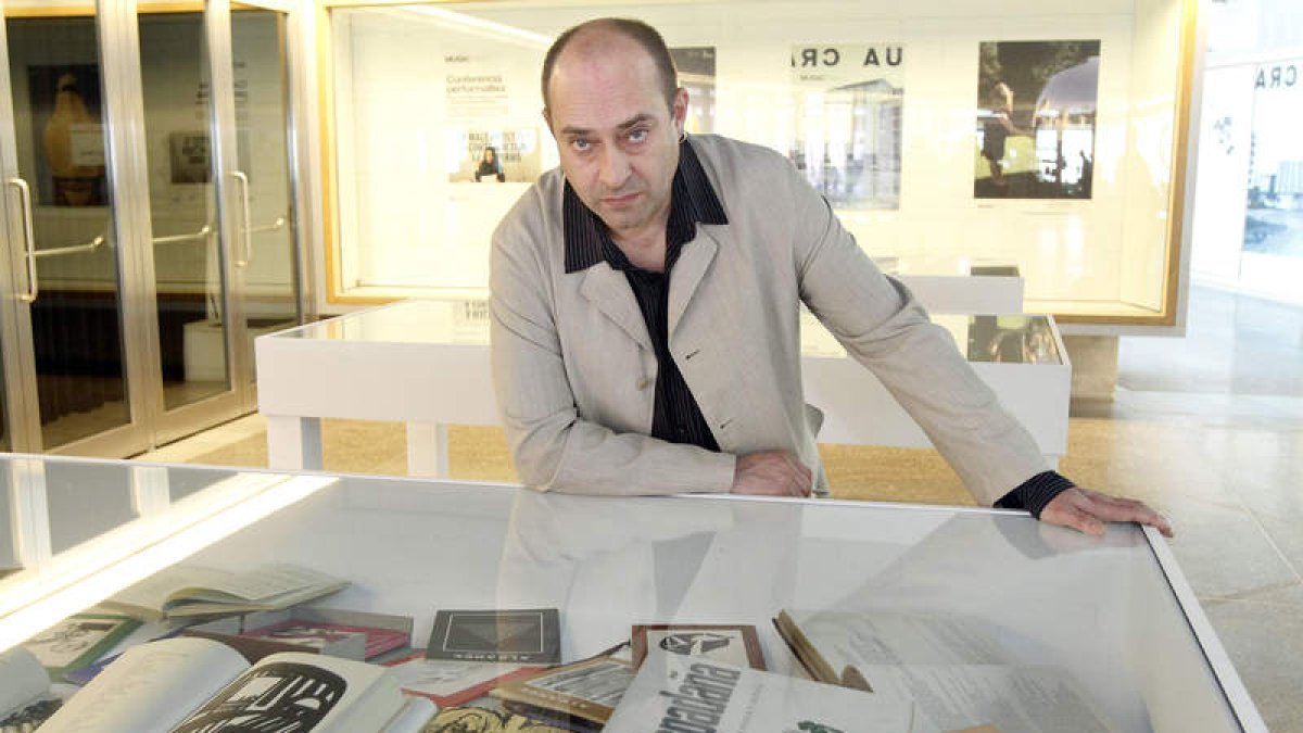 Díez, ante uno de los expositores con ejemplares de revistas culturales leonesas de épocas muy variadas, una muestra incluida dentro del ciclo del Musac ‘Nombrando el porvenir’