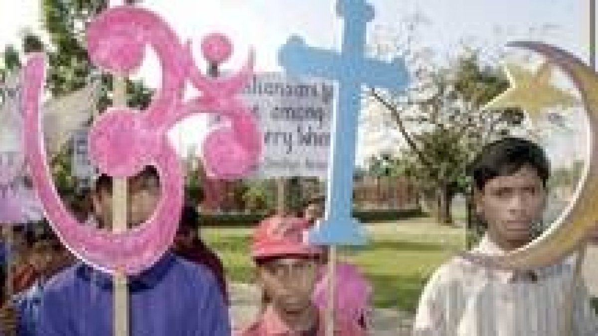 Niños de comunidades hinduistas, cristianas y musulmanas, a favor de la tolerancia religiosa