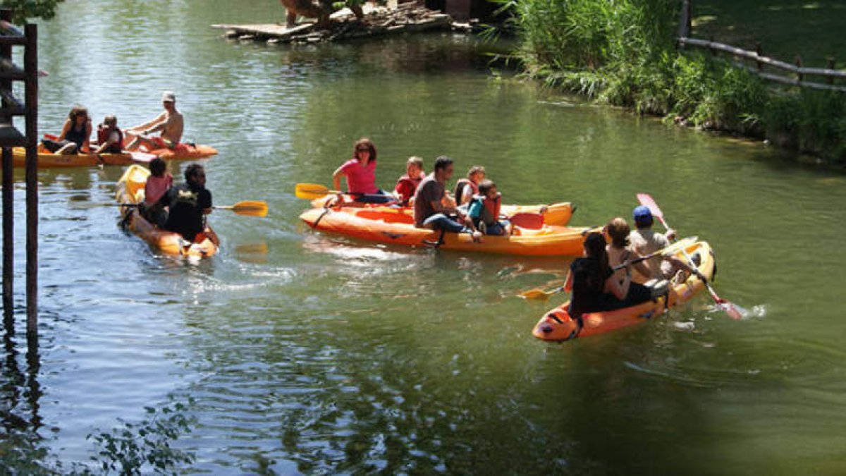 Familias e hijos disfrutando en una de las actividades de la Asociación Nacional del Síndrome de Apert. ANSAPERT
