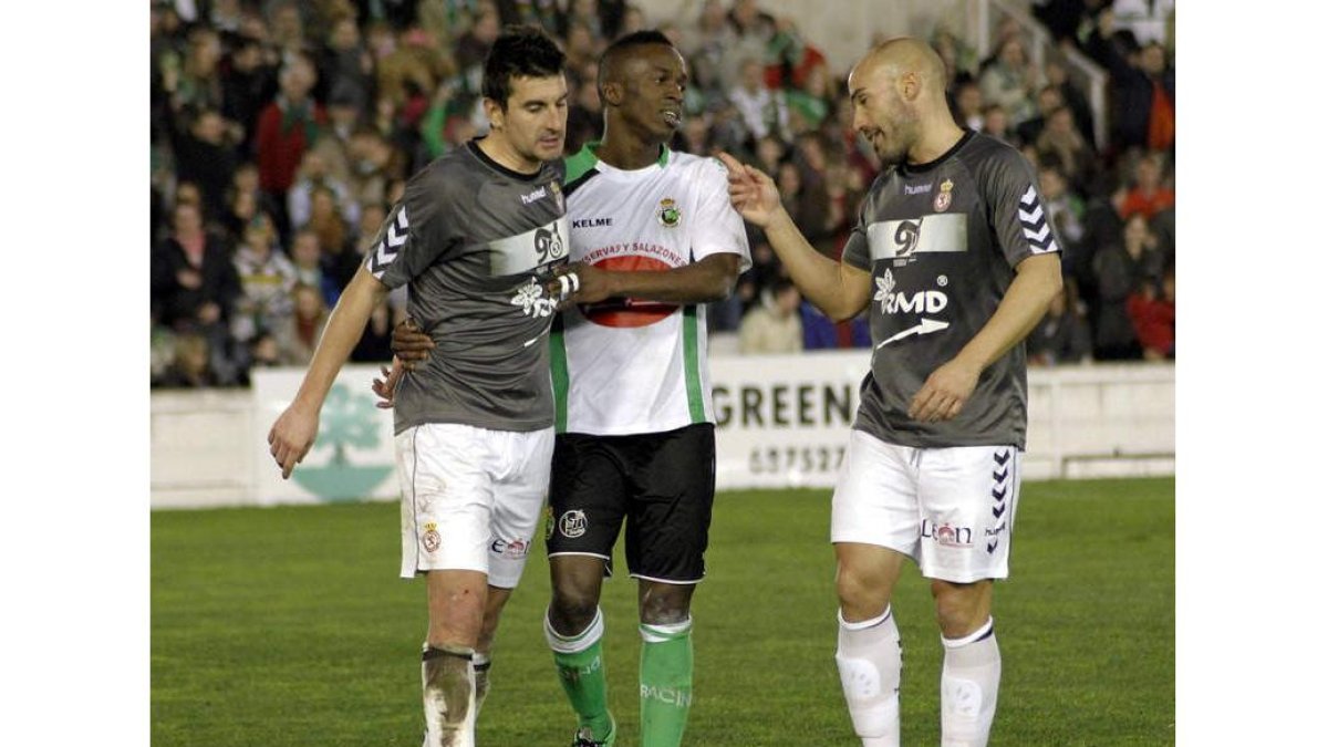 Valdés, a la derecha, recrimina a Koné su gol al no devolver el balón para atender a Negral, izquierda.