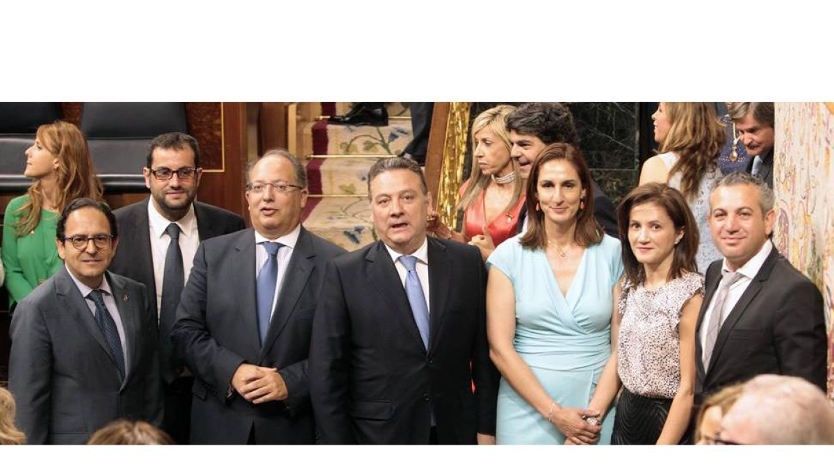 Luis Aznar, Iván García del Blanco, Eduardo Fernández, Alfredo Prada, Arancha Miguélez, Silvia Franco y Nicanor Sen en el escenario donde Felipe VI hizo su juramento.