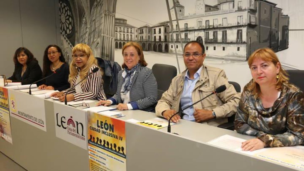 Participantes en la presentación de esta mañana del plan intercultural del Ayuntamiento