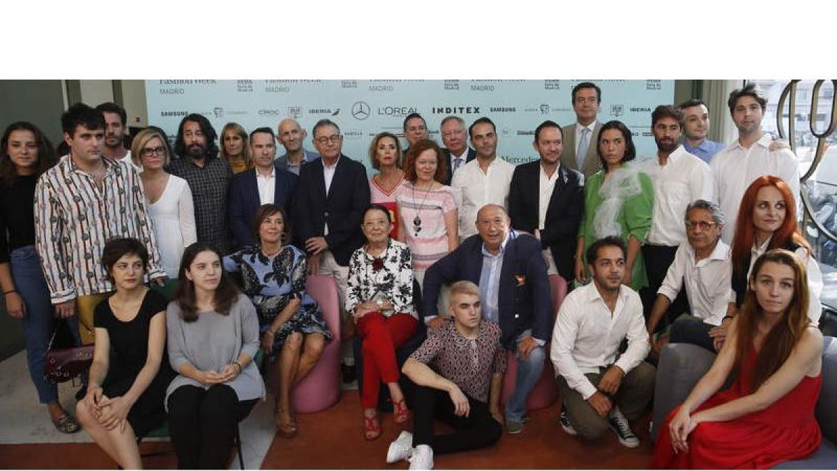 Foto de familia de la presentación de la pasarela de moda que se celebrará en Madrid desde el 14 de septiembre. MARISCAL