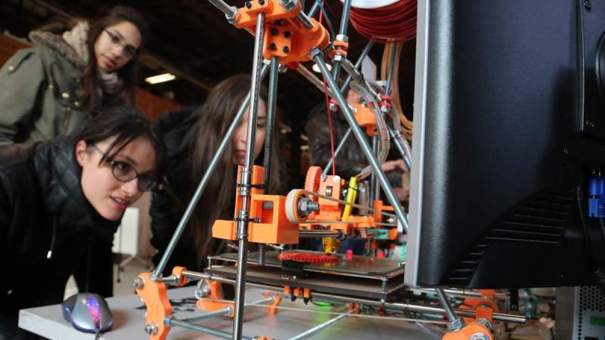Los primeros curiosos se acercaron ayer por la tarde a Espacio Vías para comprobar cómo funcionan las impresoras en 3D.