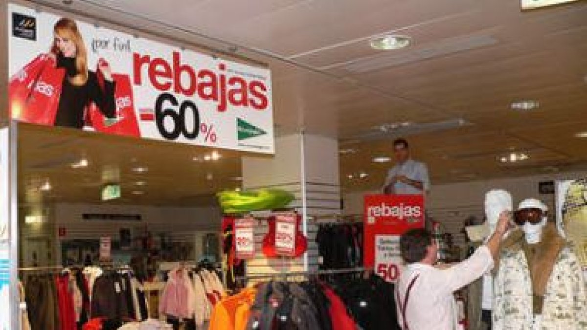 La noche de Reyes se aprovechó para cambiar la decoración navideña por la campaña de rebajas