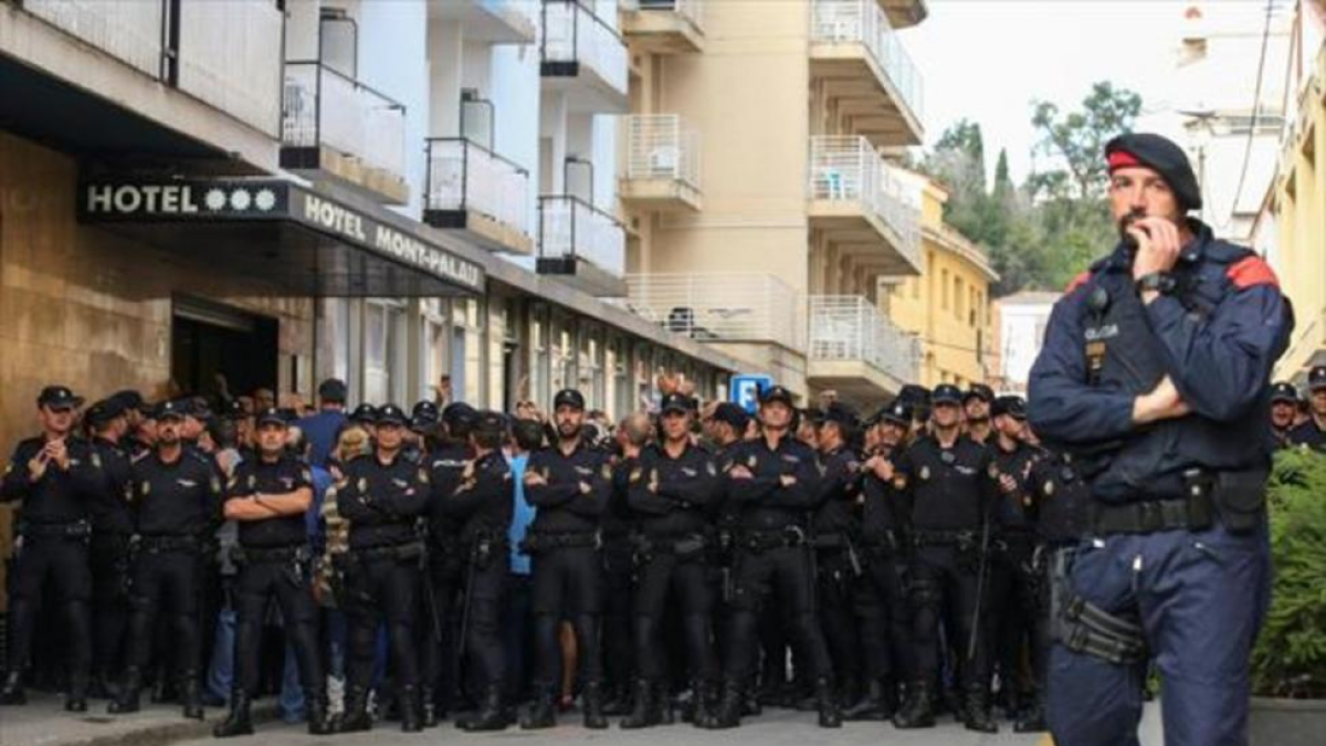 Policías nacionales montan un cordón junto al hotel de Pineda donde se alojan