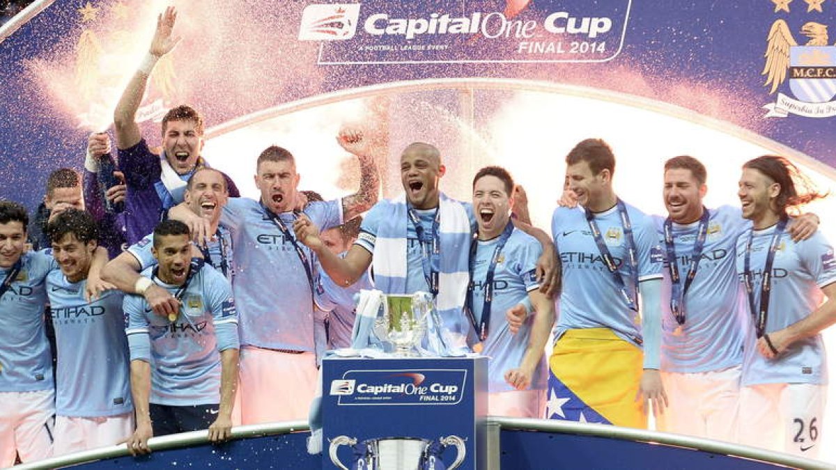 El City con el trofeo de campeón de la Copa de la Liga.