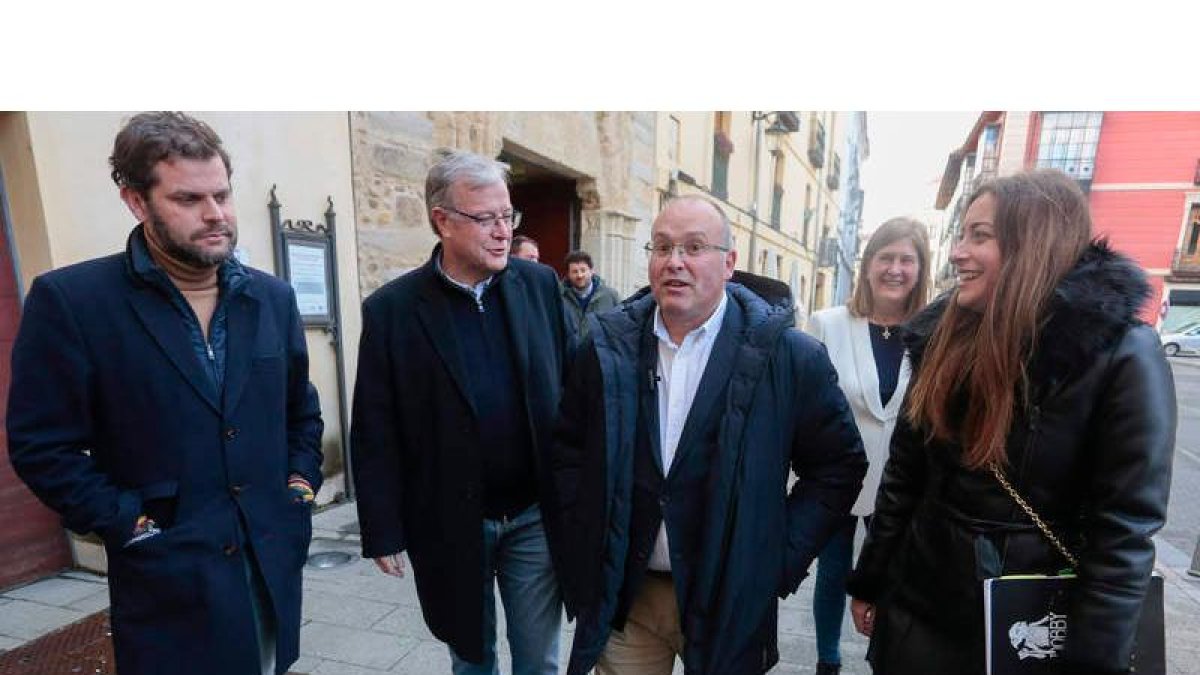 Miguel Tellado, en el centro, ayer en León, junto a Santiago Vélez, Silván, Torres y Muñoz. ICAL