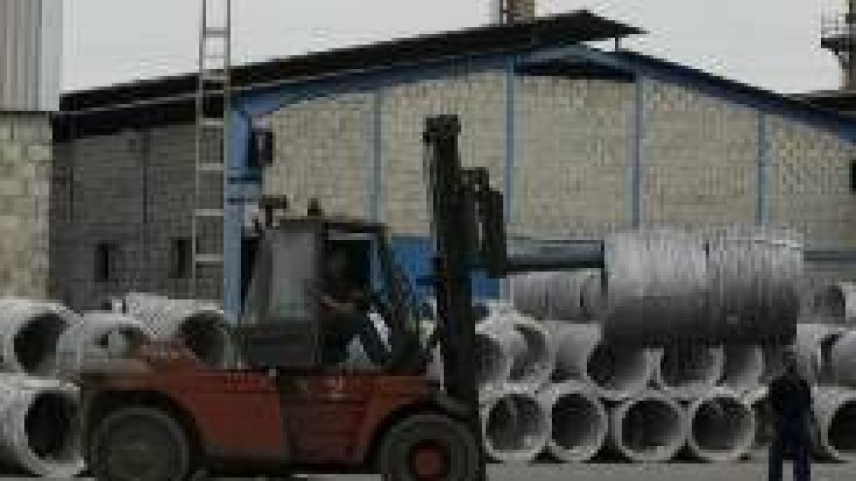 Una de las zonas de almacenamiento en la factoría acerera de Roldán en Santo Tomás de las Ollas