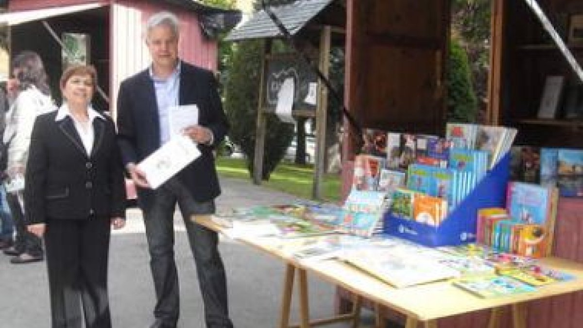 Blanca Verdasco, y el concejal Celestino Pérez, junto a un puesto de la feria.