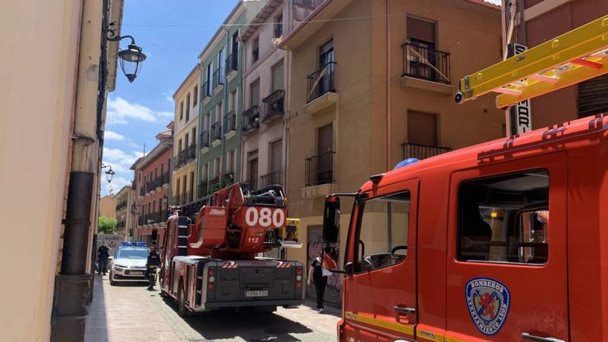 Los Bomberos y la Policía Local acordonaron la zona ayer a mediodía. DL
