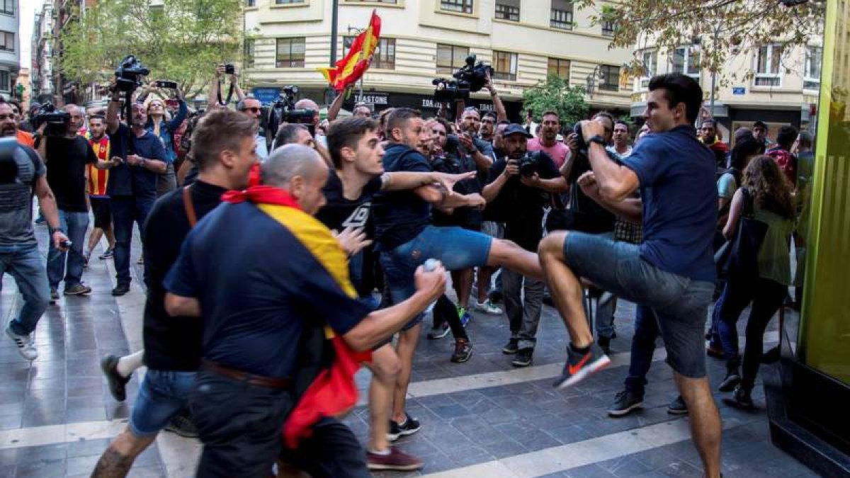 Enfrentamientos entre los asistentes a la manifestación de ayer en Valencia. BIEL ALIÑO