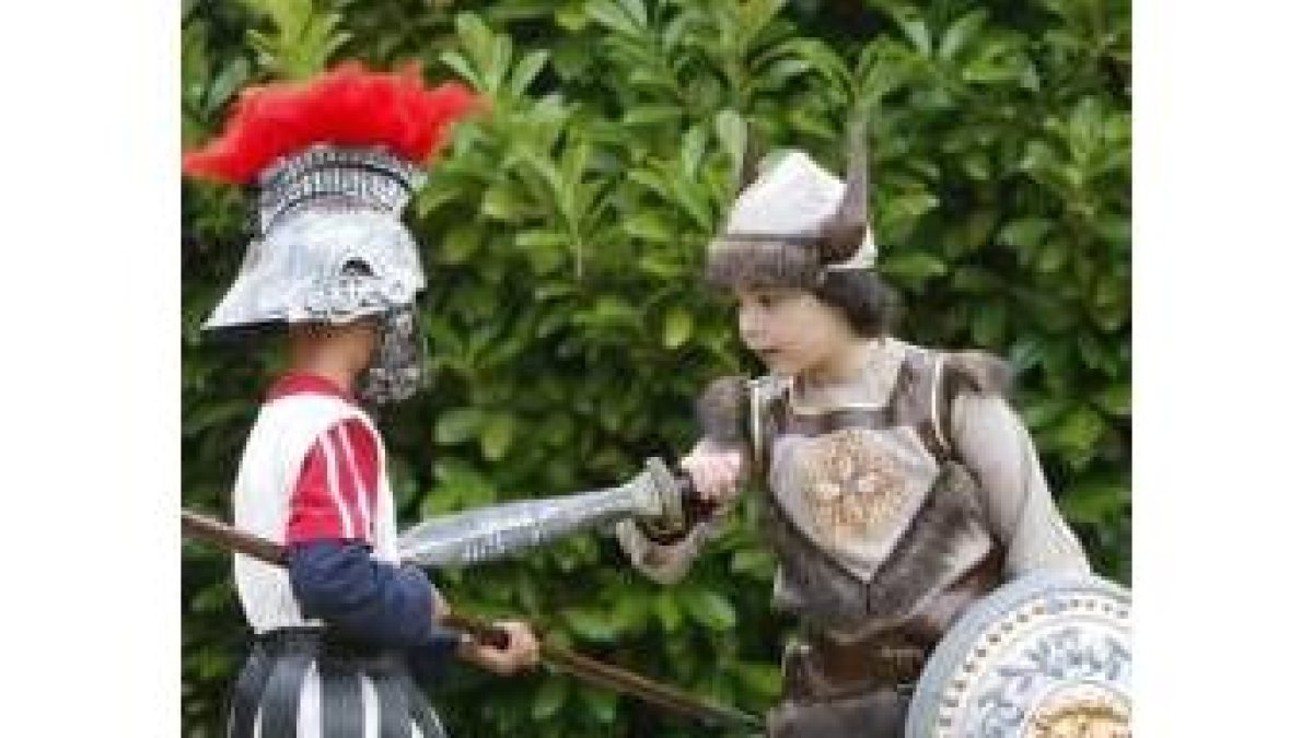 Dos niños, «romano» y «astur», juegan en el campamento