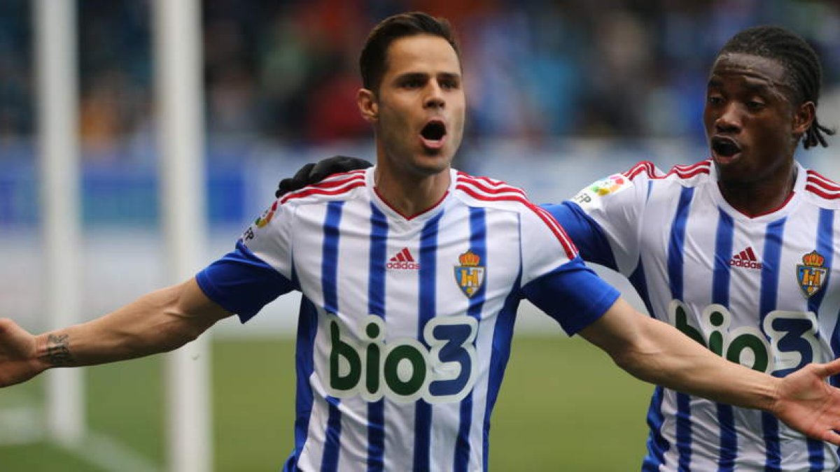 Acorán, en ausencia de Yuri, fue el encargado de golpear la pena máxima y la convirtió en el gol del triunfo, tanto que celebraba con William Jebor. L. DE LA MATA