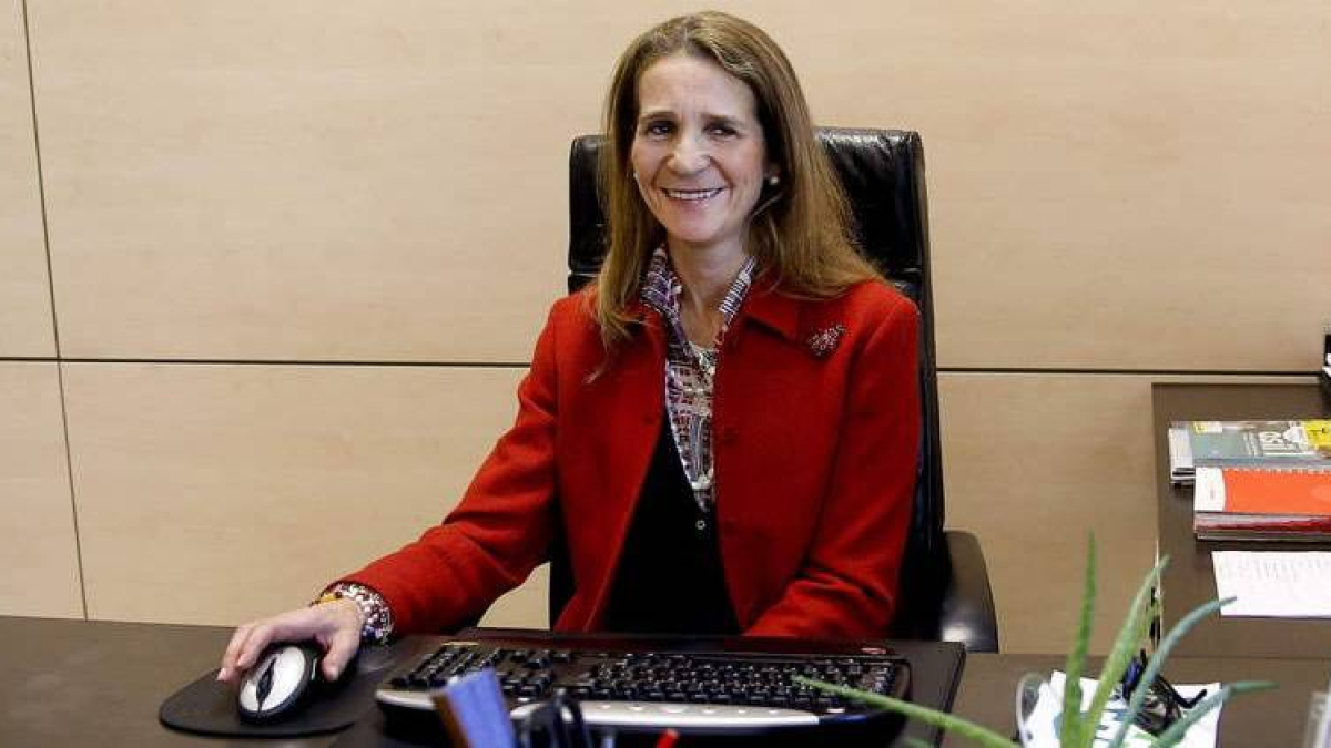 La infanta Elena en su despacho de la Fundación Mapfre.