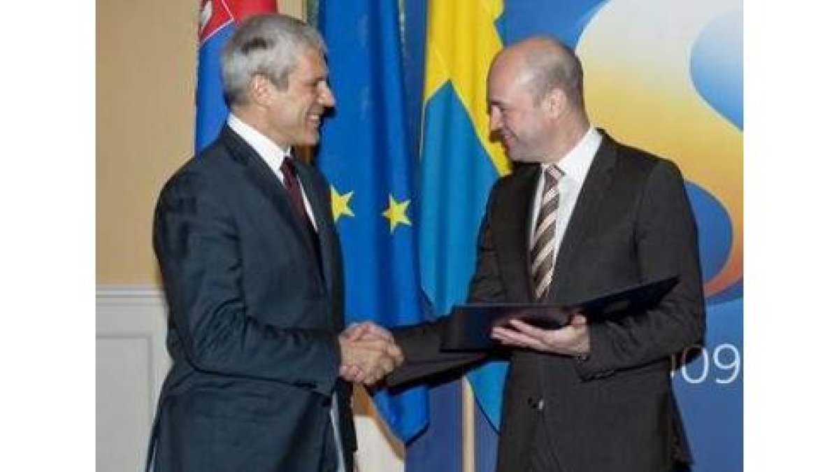 Boris Tadic entrega la solicitud a Fredrik Reinfeldt.