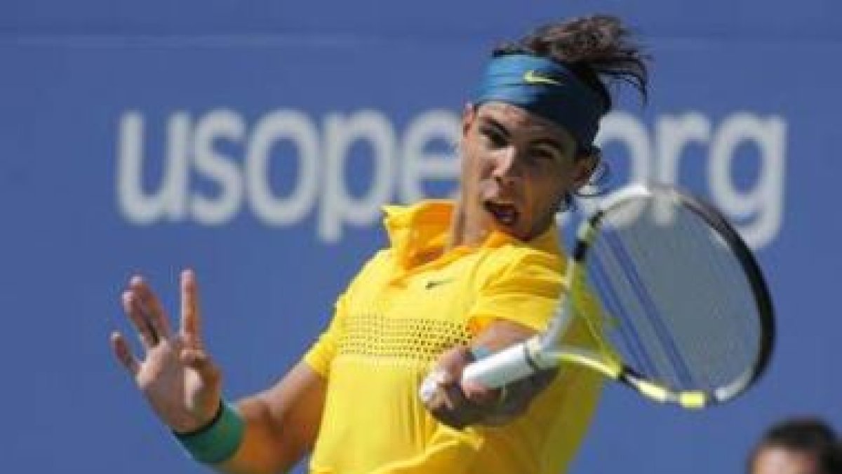 Nadal devuelve la bola a su compatriota Nicolás Almagro.