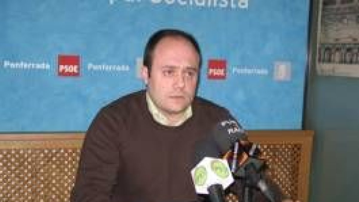 El portavoz socialista Javier Campos, durante la rueda de prensa