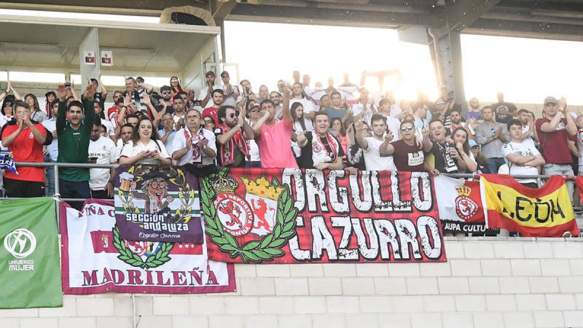 La hinchada culturalista volvió a volcarse con su equipo, en esta ocasión en Matapiñonera. JORGE RODRÍGUEZ