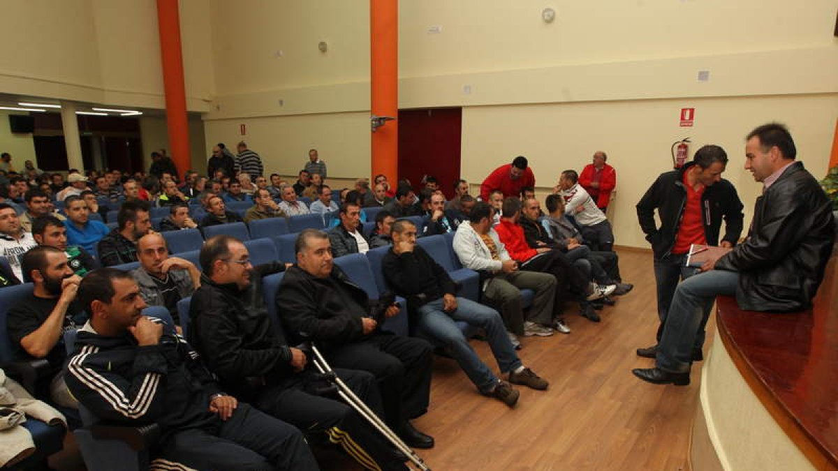 Trabajadores de los cielos abiertos, en una asamblea anterior, en Fabero.