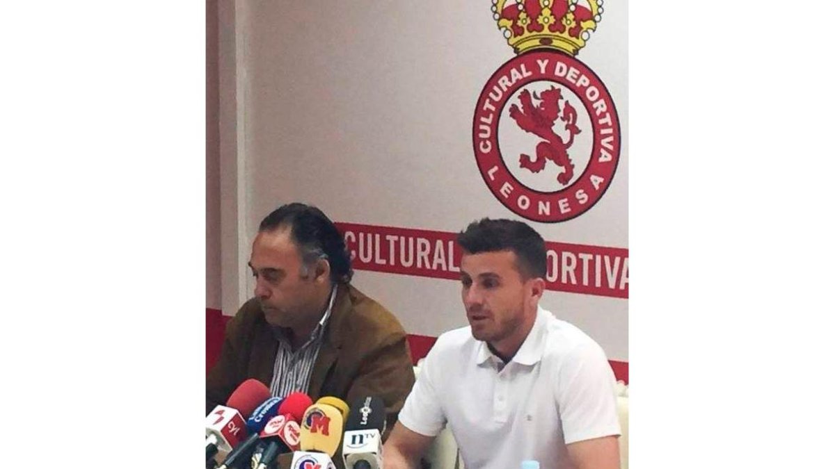 Santi Santos, junto a Llamazares, ayer en el Reino. CYDL