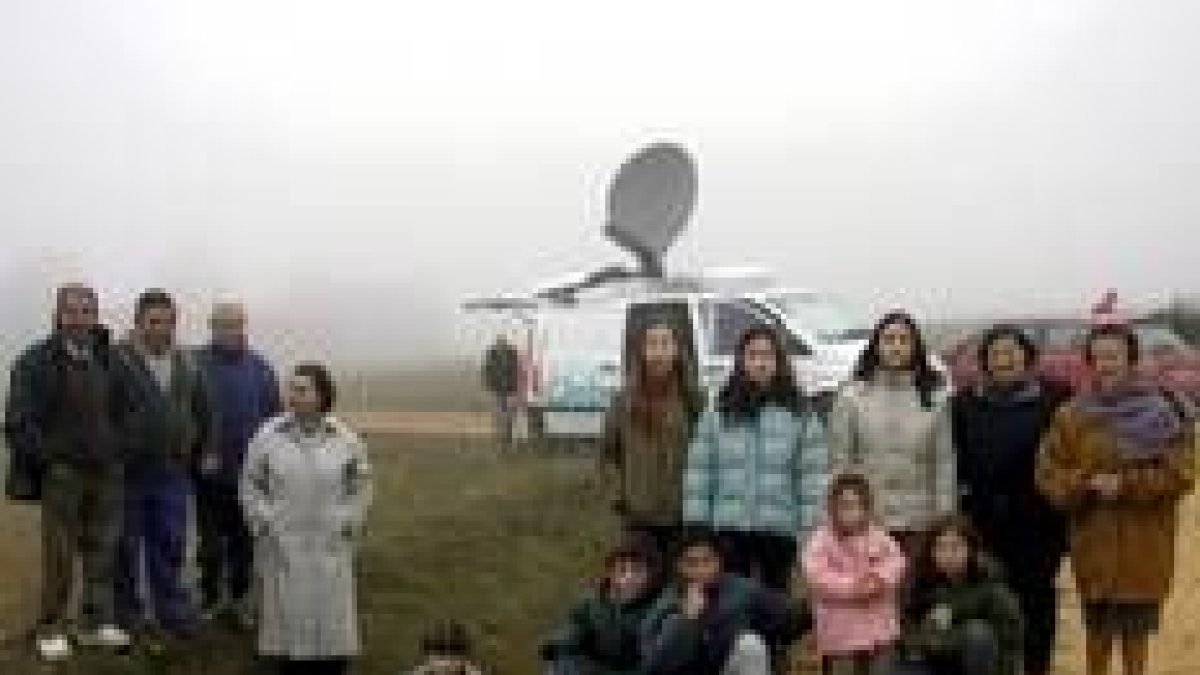 Vecinos y curiosos frente a los equipos del programa «Gente» de TVE