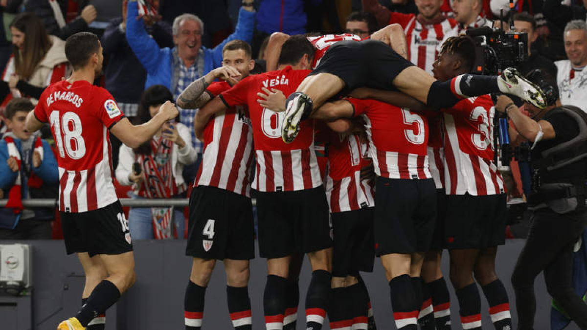 Los jugadores del Athletic celebran la victoria. MIGUEL TOÑA