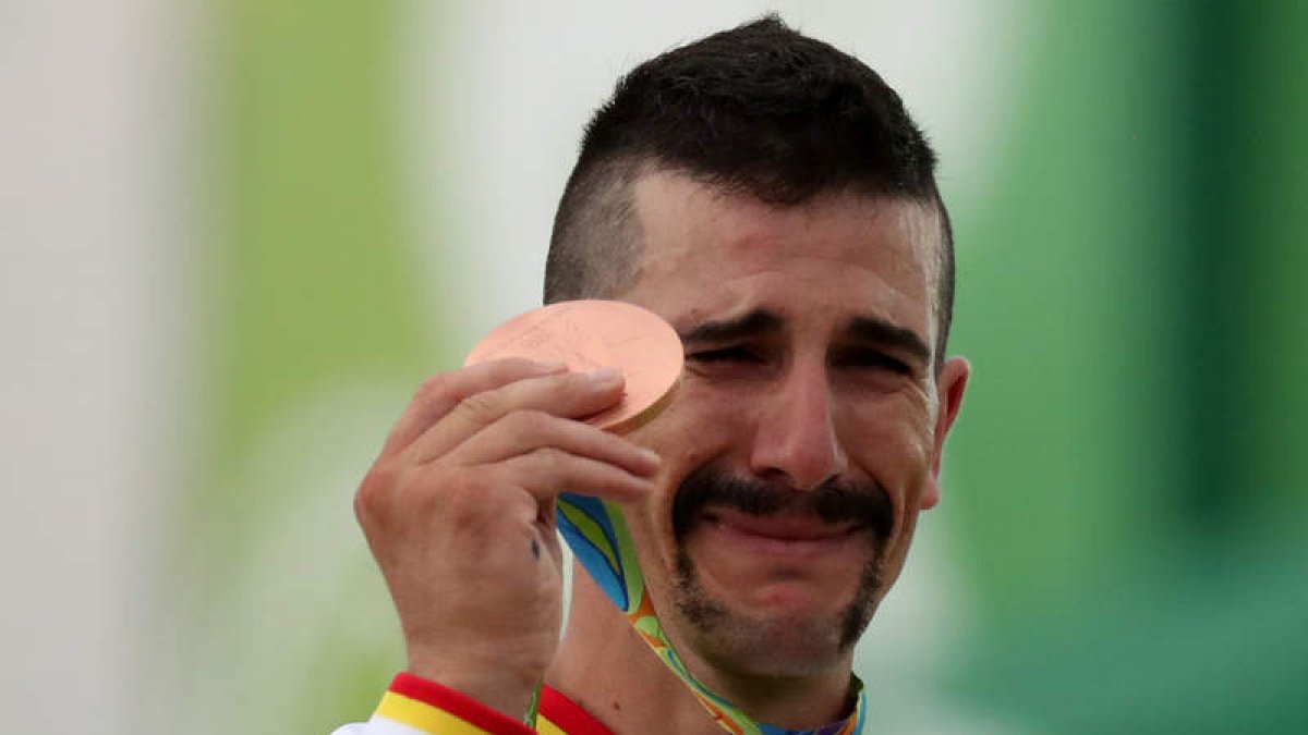 Carlos Coloma, emocionado, muestra la medalla. ESTEBAN BIBA