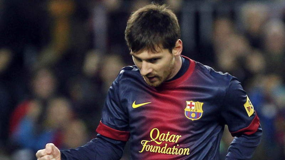 El argentino Lionel Messi celebra el gol que marcó de penalti a Osasuna.
