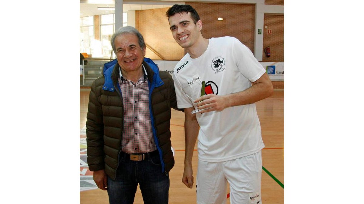 Abel Iglesias entrega a Marcos la copa de campeón. F. OTERO PERADONES