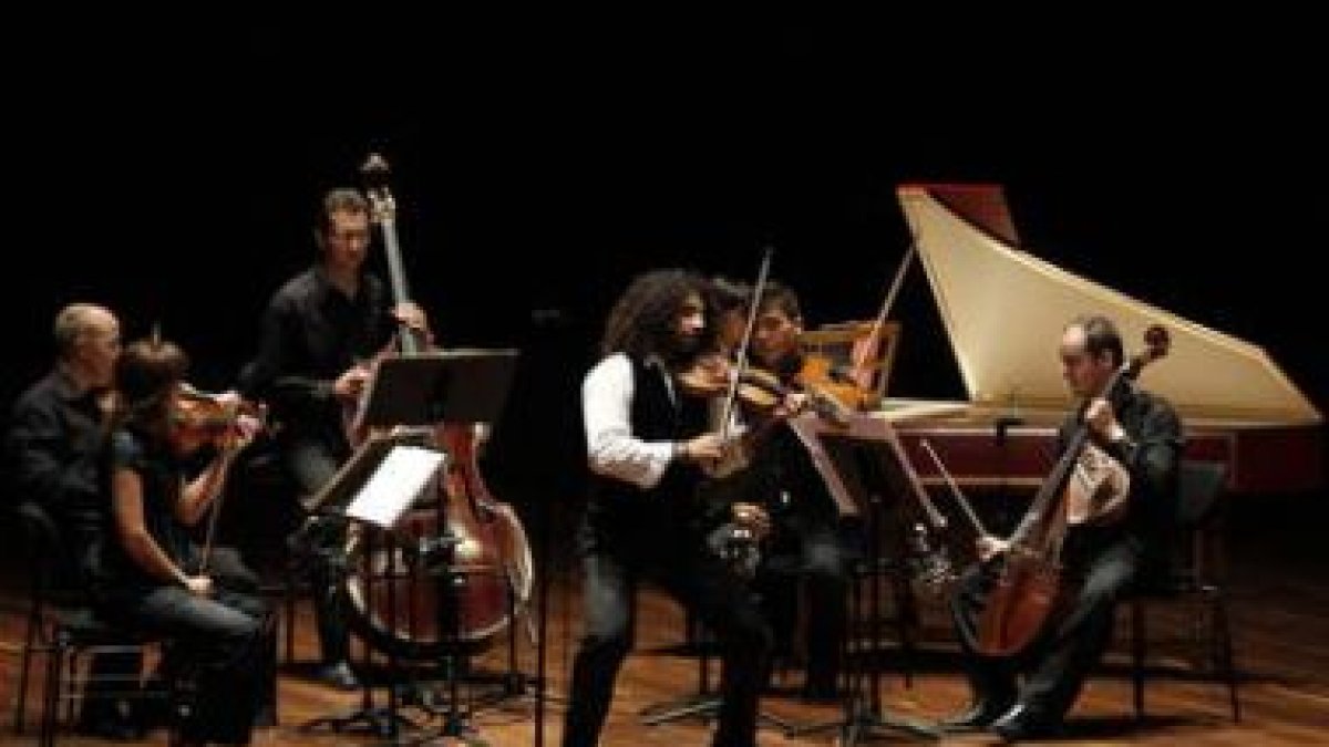 Un momento del concierto de Ara Malikian con el Ensemble de la Orquesta de Cámara Ibérica.