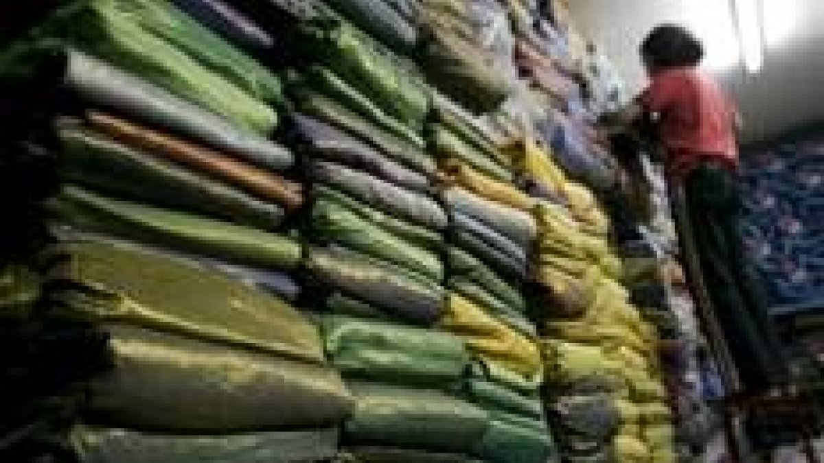 Almacén de telas en Indonesia, de donde no pocas marcas de lujo europeas importan sus productos