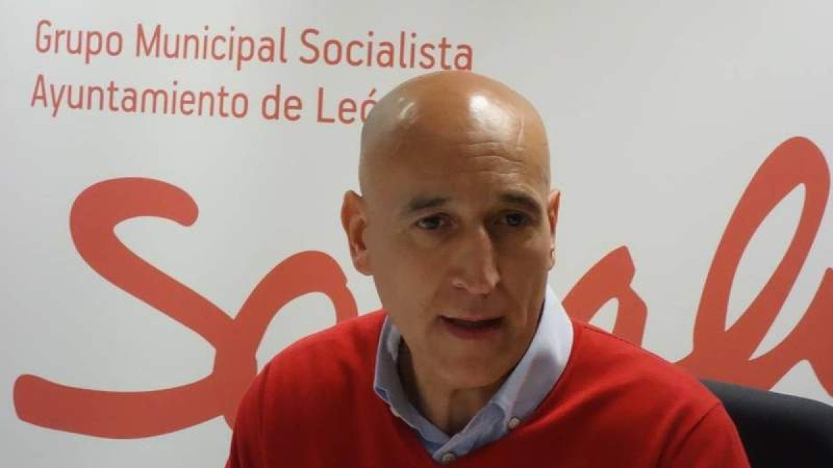 Diez, ayer durante la rueda de prensa en el consistorio. DL
