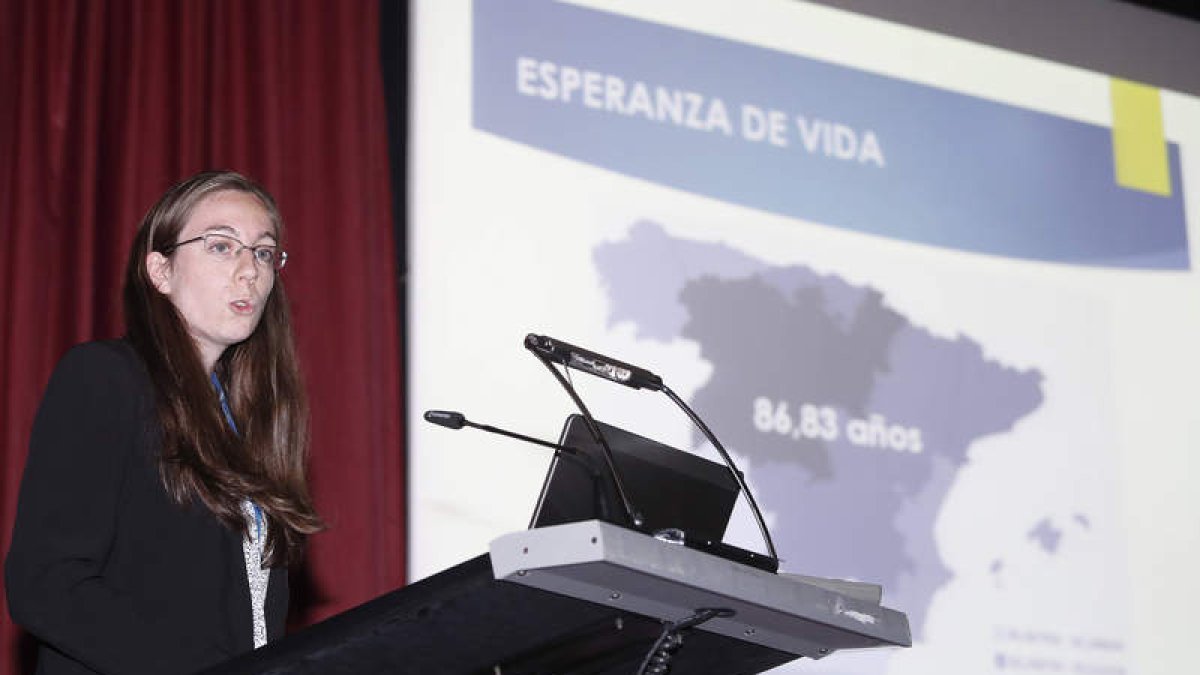 Representantes de la empresa con la concejala y las personas que preguntaron. JESÚS F. SALVADORES
