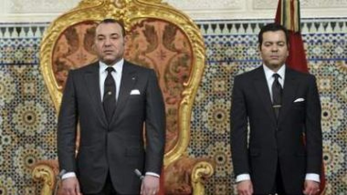 El rey Mohamed VI de Marruecos, junto a su hermano Mulay Rachid, después del discurso.