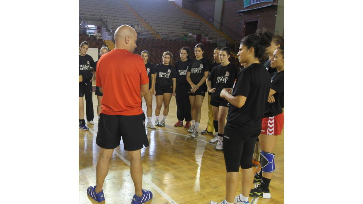 El entrenador del Cleba Juan Moreno con sus jugadoras.