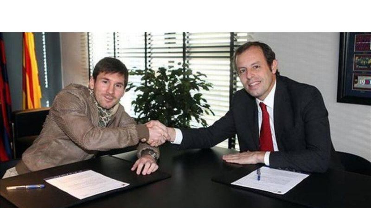Messi y Sandro Rosell, durante el acto de firma de su renovación con el Barça hasta el 2018.