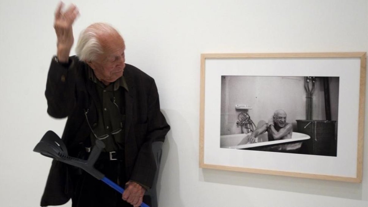 David Douglas Duncan, junto a la primera foto que hizo a Picasso, durante una exposición en el Museu Picasso.