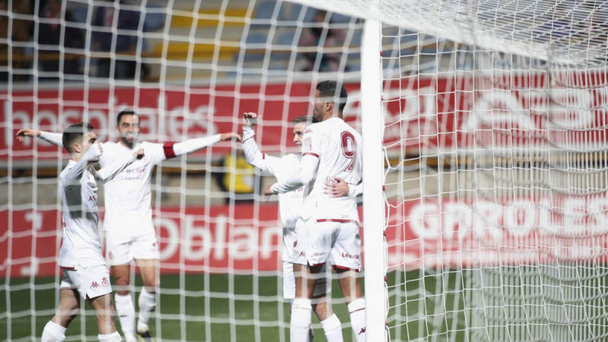 Los jugadores de la Cultural celebran el gol de Eneko Capilla que dio la victoria a la Cultural frente al Guijuelo tras cinco jornadas sin ganar. JESÚS F. SALVADORES