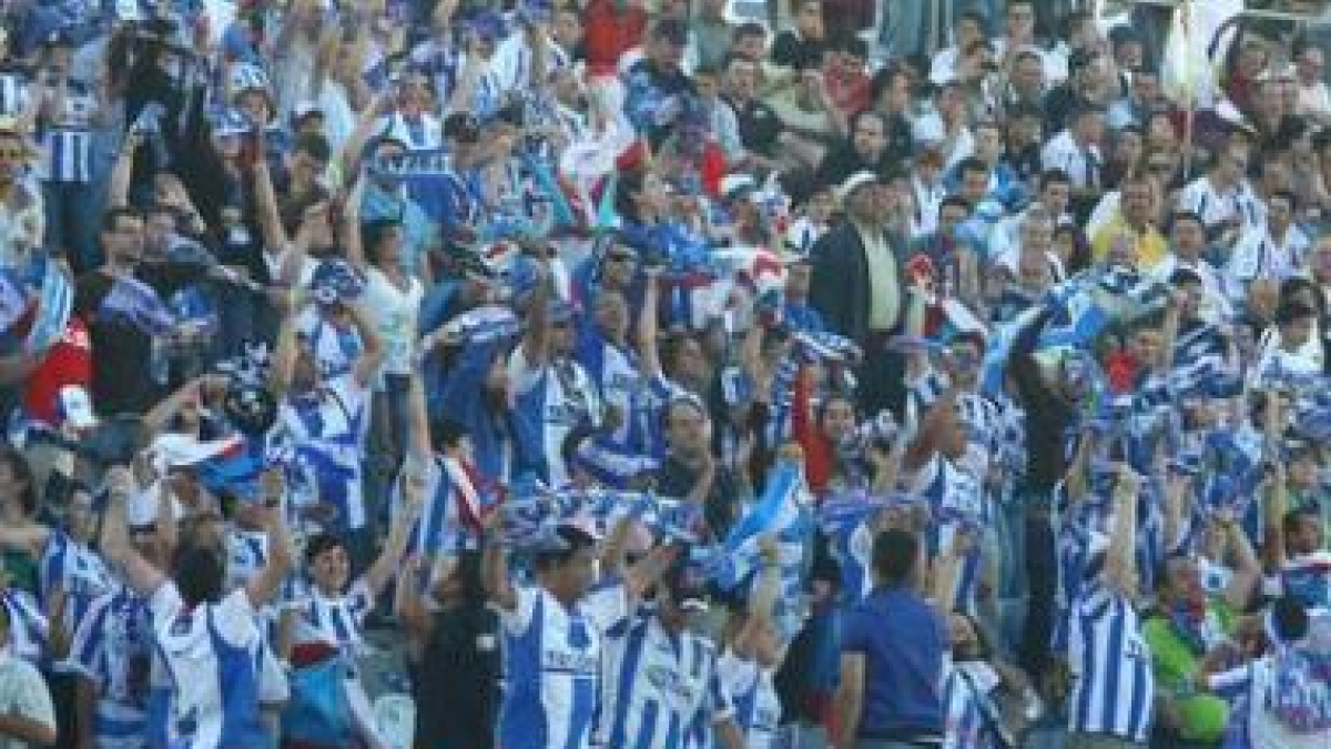 Al final del partido, los aficionados del Real Jaén acudieron al fondo de los seguidores de la Depor