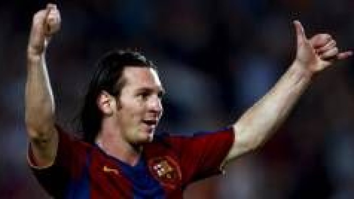 Messi celebra el primer gol con el gesto típico de Ronaldinho