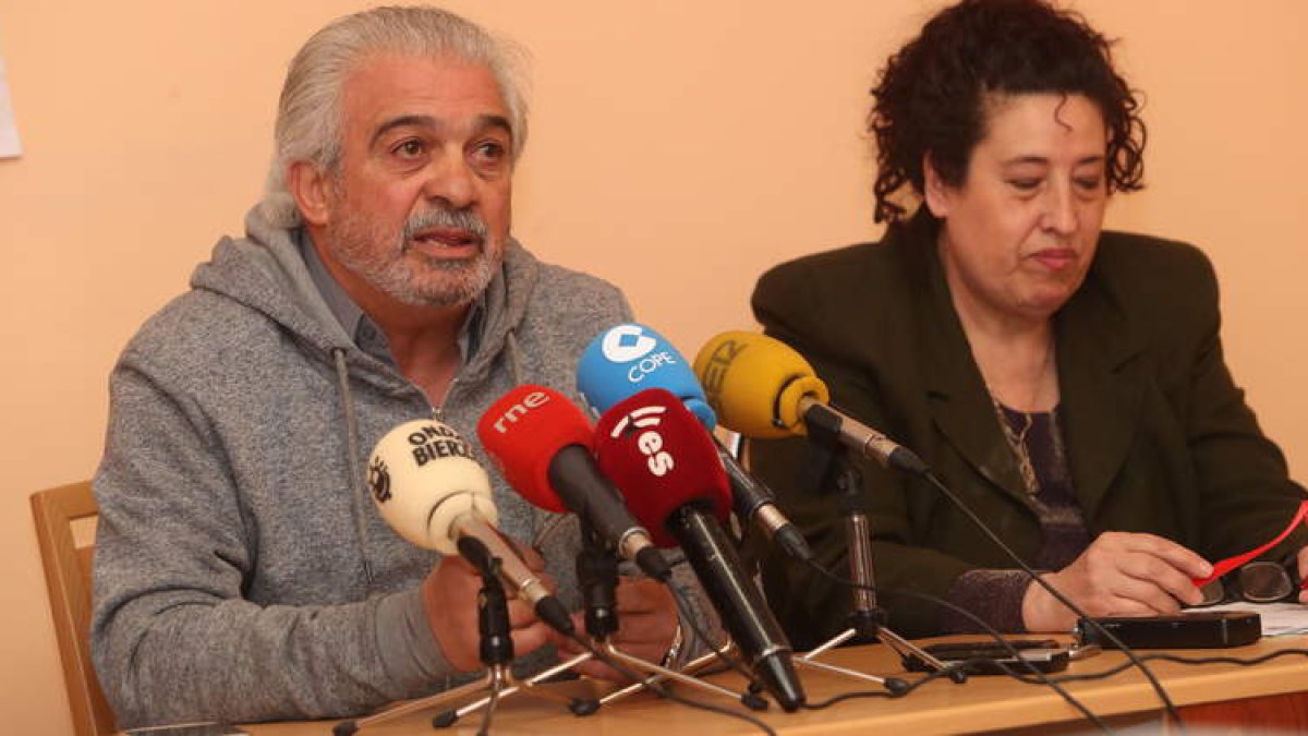 Manuel Prieto y Flor Álvarez en la comparecencia de ayer, en la sede de la PAH. L. D. M.