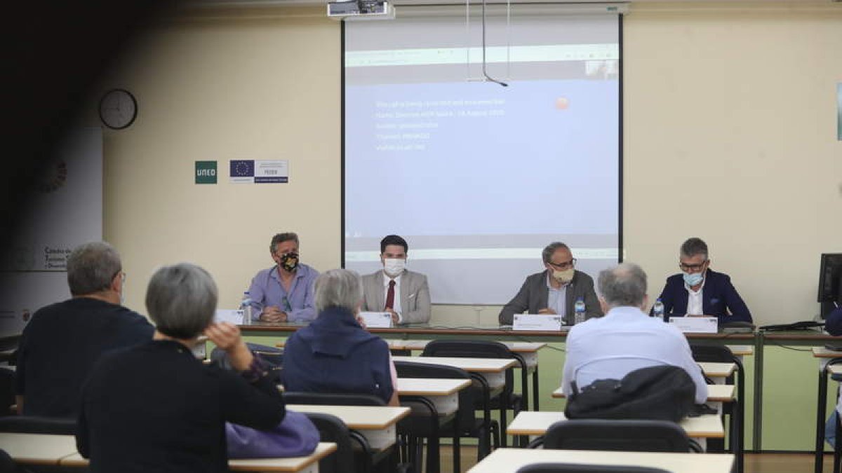 Un momento de la inauguración, ayer, de la Jornada. ANA F. BARREDO