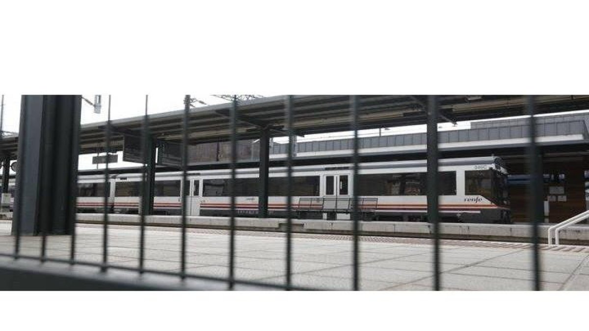 Tren de Media Distancia León-Príncipe Pío en la estación leonesa. DL