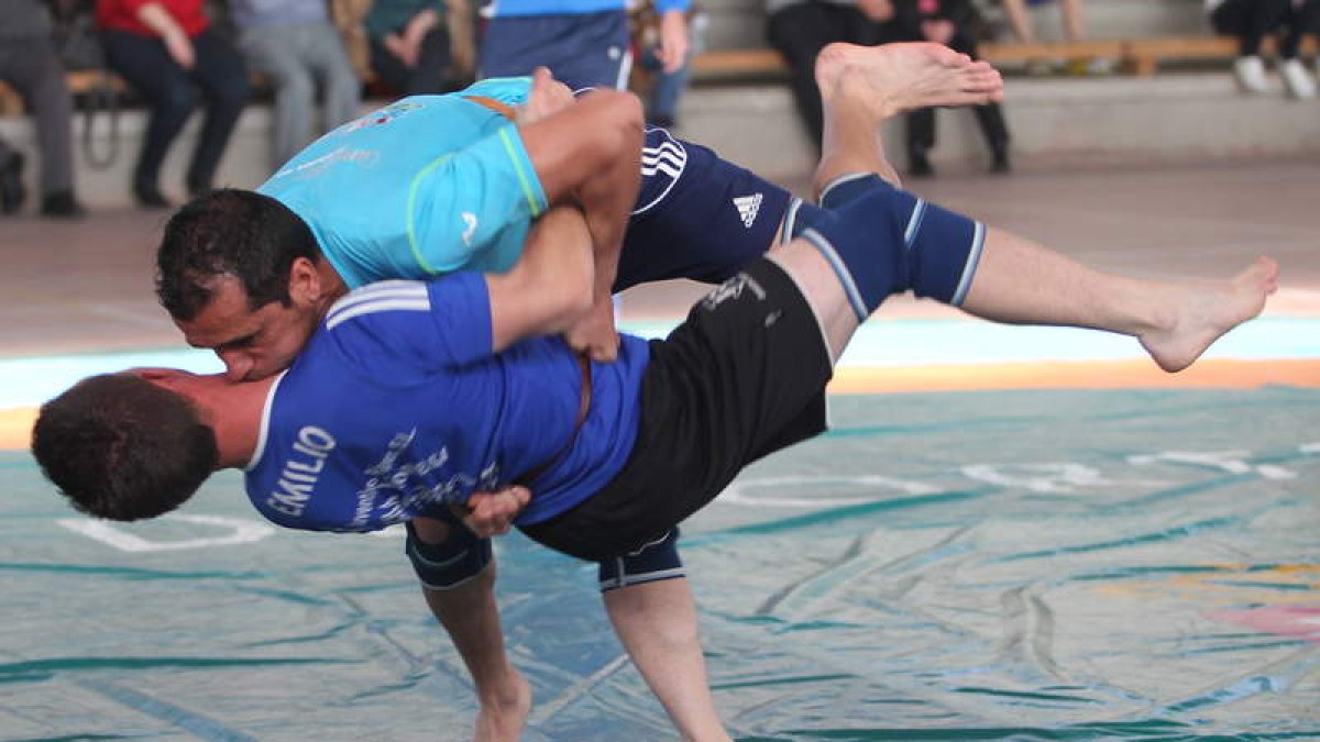 Víctor Llamazares y Emilio José Cano Pinto en uno de los combates de garra entre Esla-Rueda y Prioro-Valdeón perteneciente a la jornada inaugural.