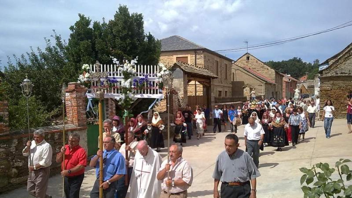 Un gran cortejo procesional acompaña al santo en su particular recorrido por las calles.