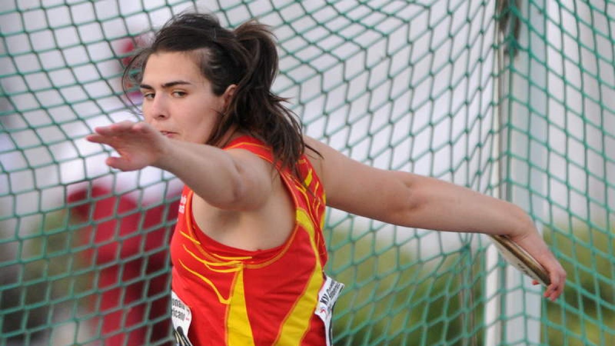 La atleta berciana Sabina Asenjo compite en la prueba de lanzamiento de disco.