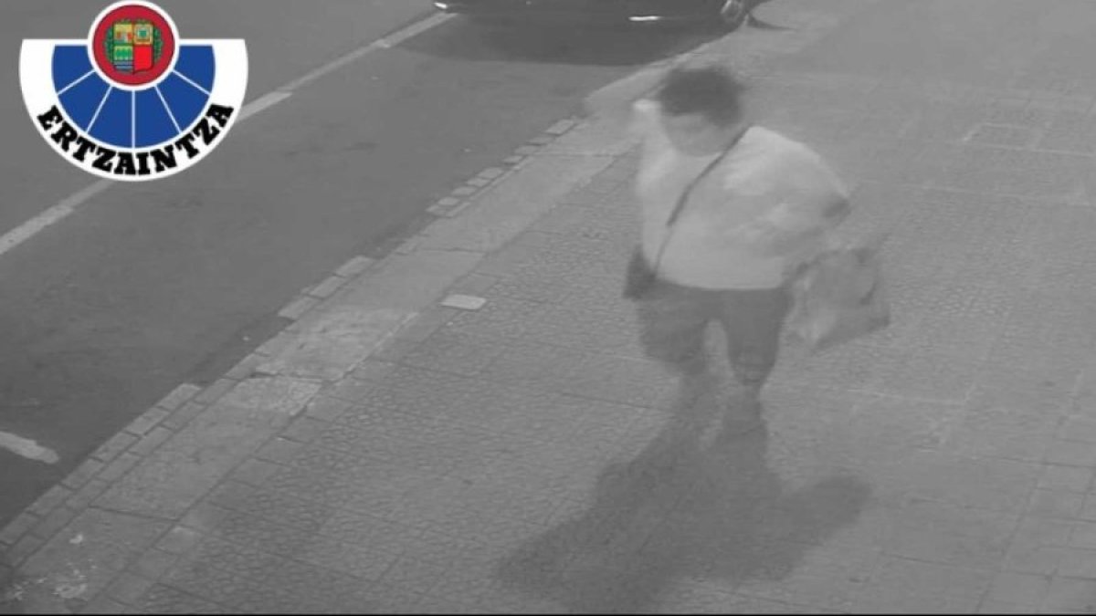Imagen publicada por la Ertzainza en la que se ve a la presunta autora del secuestro. ERTZAINZA