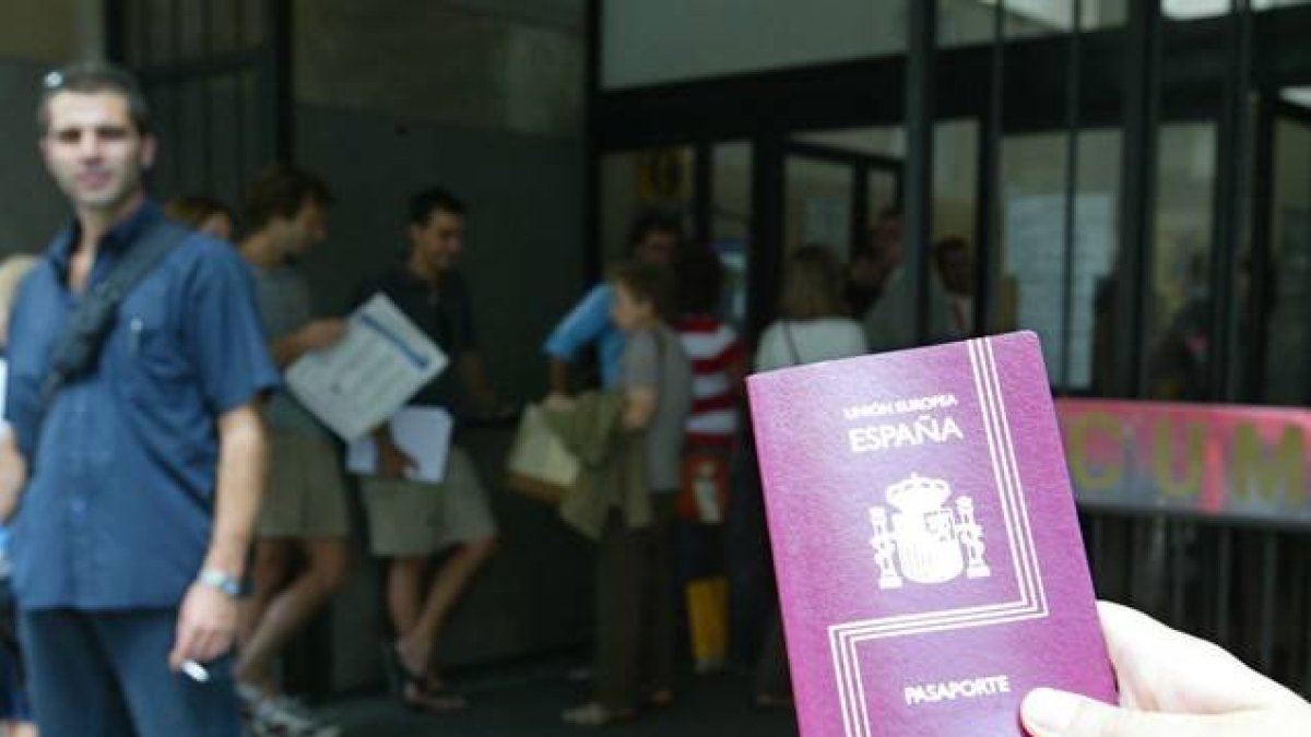 Colas para hacerse el pasaporte en una comisaría de Barcelona, en una imagen de archivo.