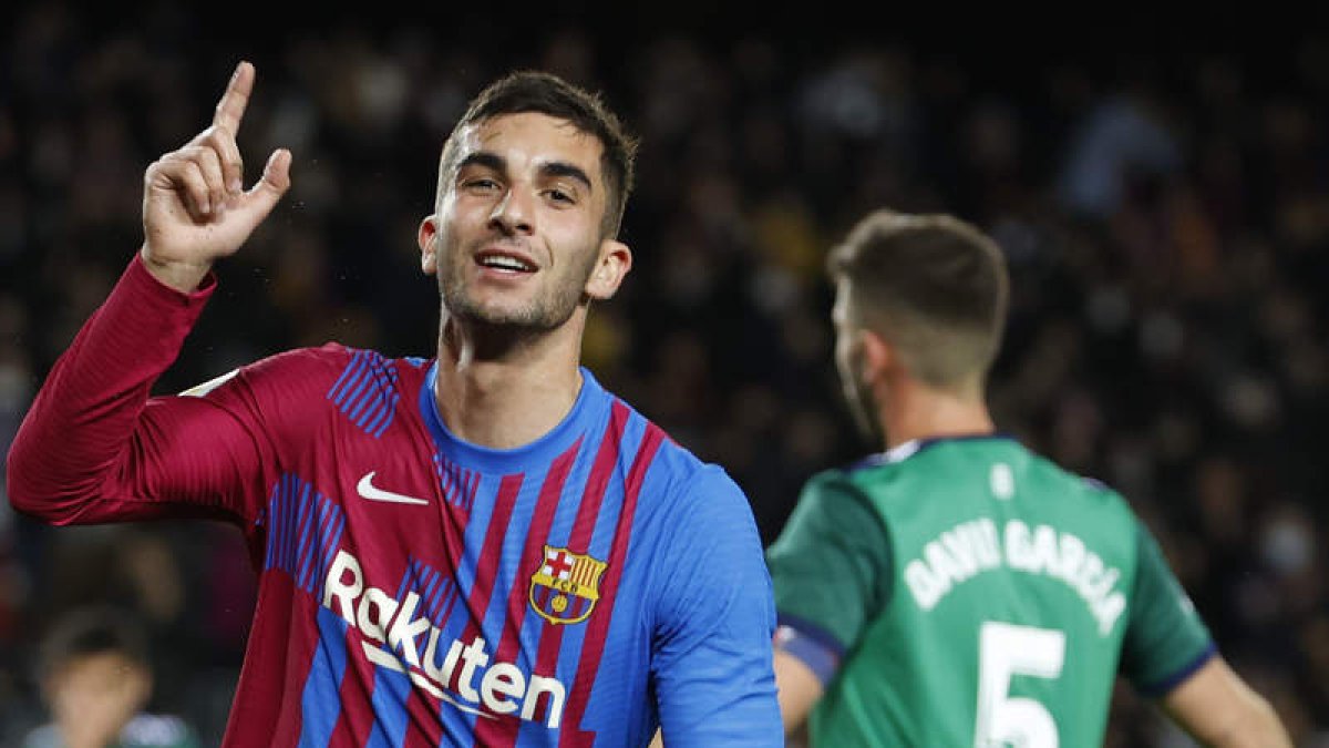 Ferrán Torres celebra uno de los goles que consiguió anotar con el Barcelona en la victoria frente a Osasuna. TONI ALBIR